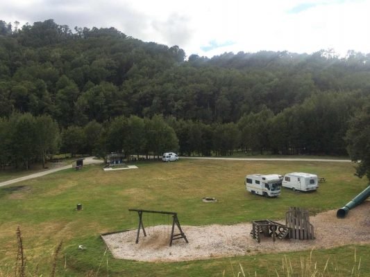 Motorhomes em área de camping na Nova Zelândia