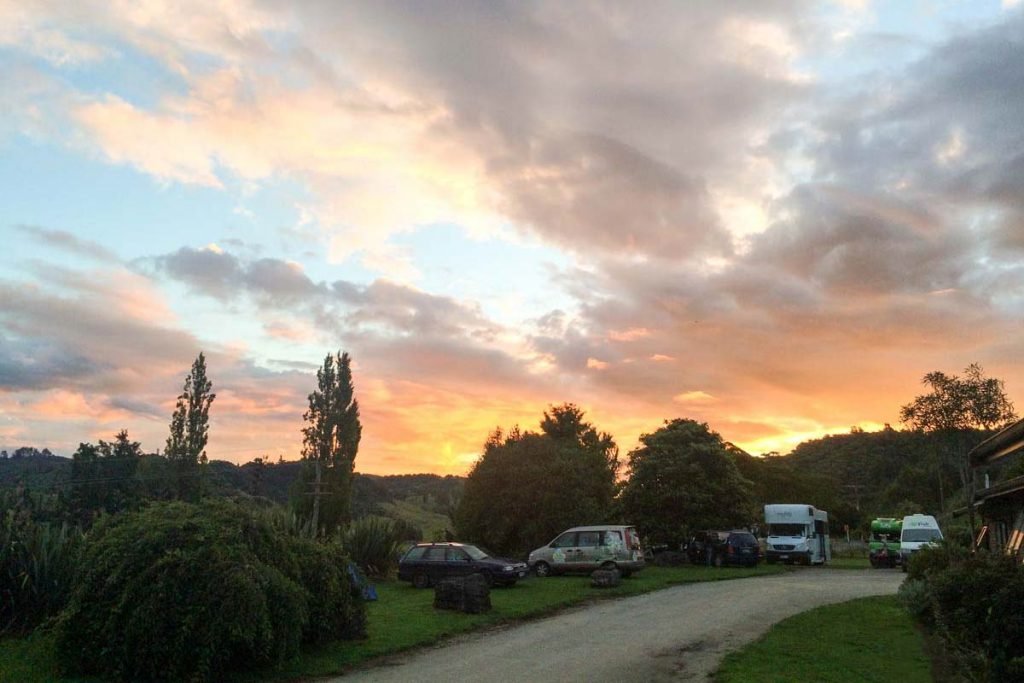 Campervans estacionadas em camping em Waitomo
