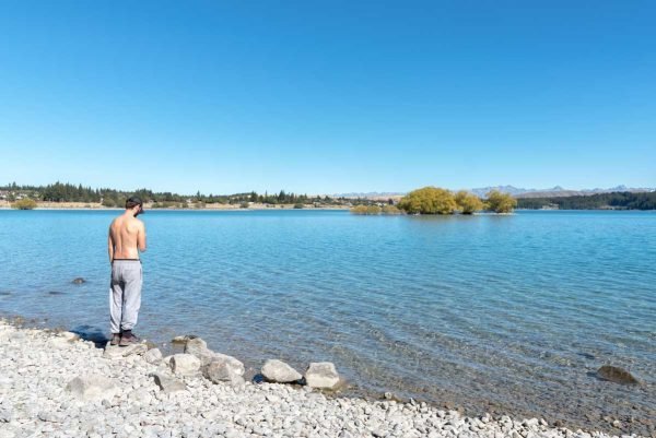 Homem em frente ao lago Tekapu