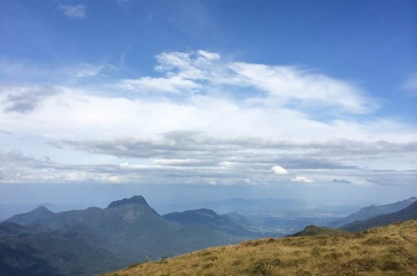 Montanha vizinha vista do alto do morro dos Perdidos, em Tijucas do Sul