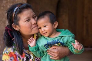 Mãe abraça filho bebê em Bagan, Mianmar