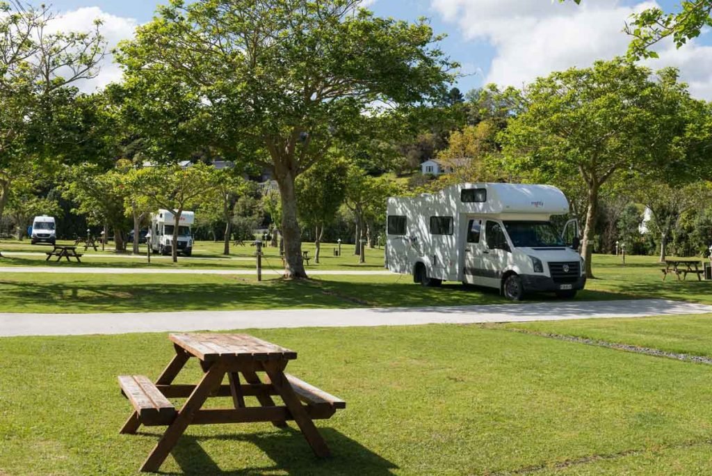 Camping de um Holiday Park na Nova Zelândia