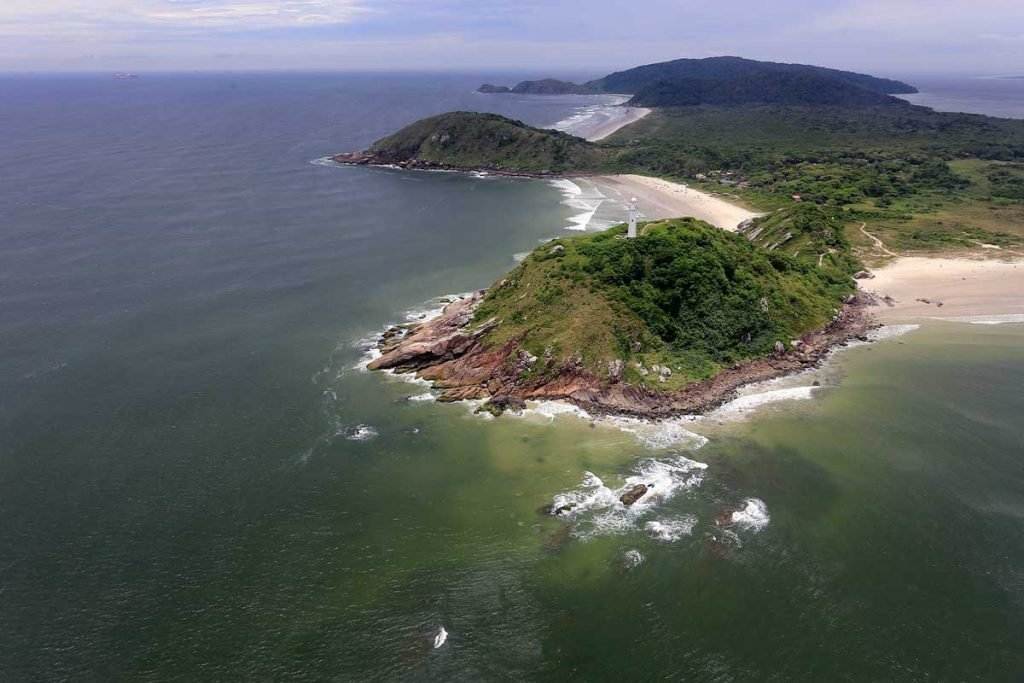 Vista aérea da ilha do Mel, no litoral do Paraná