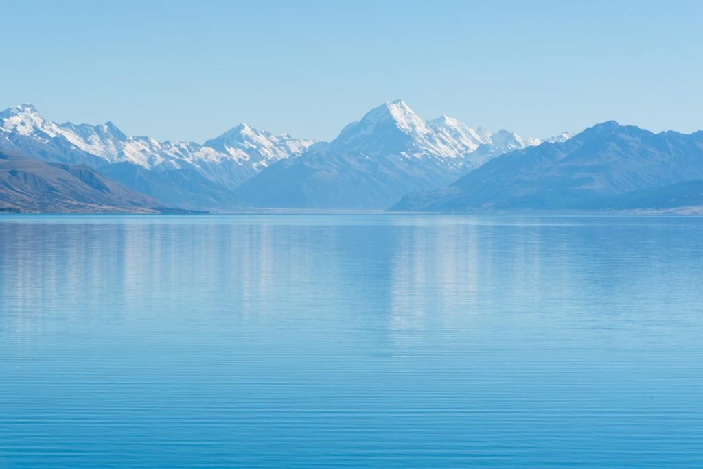 Vista do lago Pukaki e de montanhas nevadas ao fundo