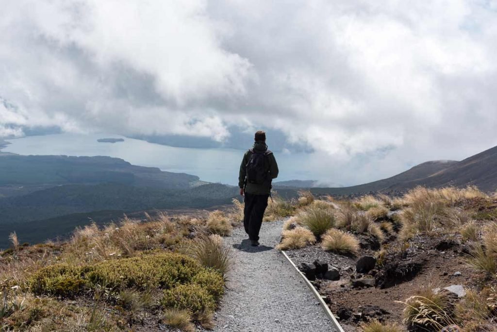 Homem caminha em trilha da Tongariro Alpine Crossing