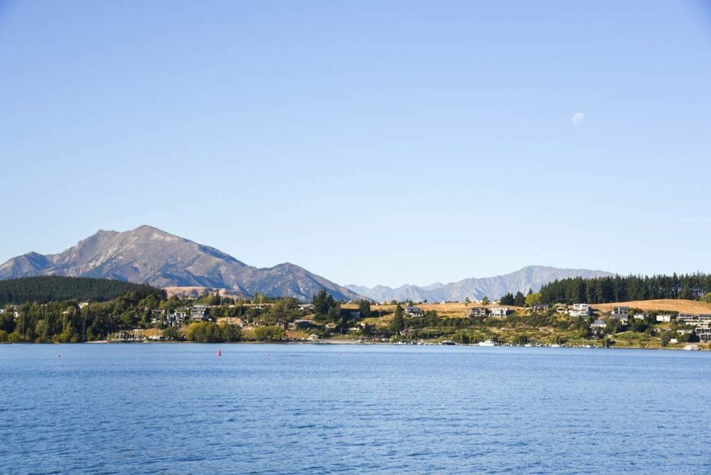 Vista do lago da cidade de Wanaka, Nova Zelândia