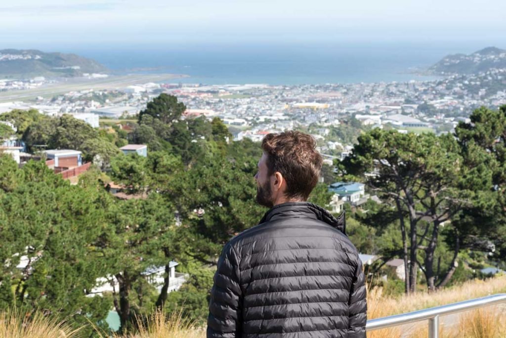 Homem observa vista da cidade de Wellington