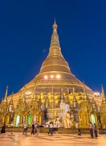 Vista de pagoda budista no Mianmar durante a hora azul