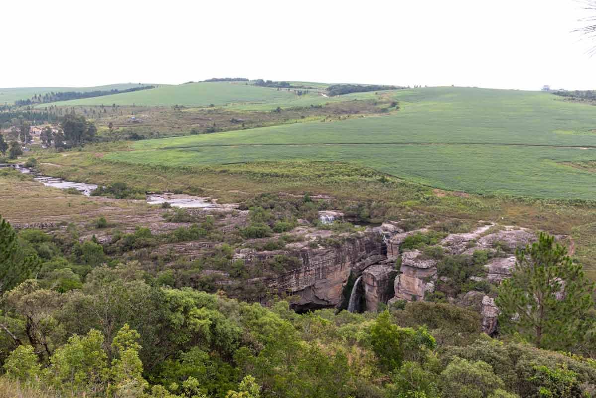 Vista do cânion e cachoeira do Rio São Jorge, em Ponta Grossa