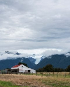 Casa com vista para o glaciar Fox, na Nova Zelândia