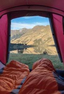 Lago Moke, na Nova Zelândia, visto de dentro da barraca de camping