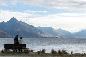 Casal observa lago e montanhas na cidade de Queenstown