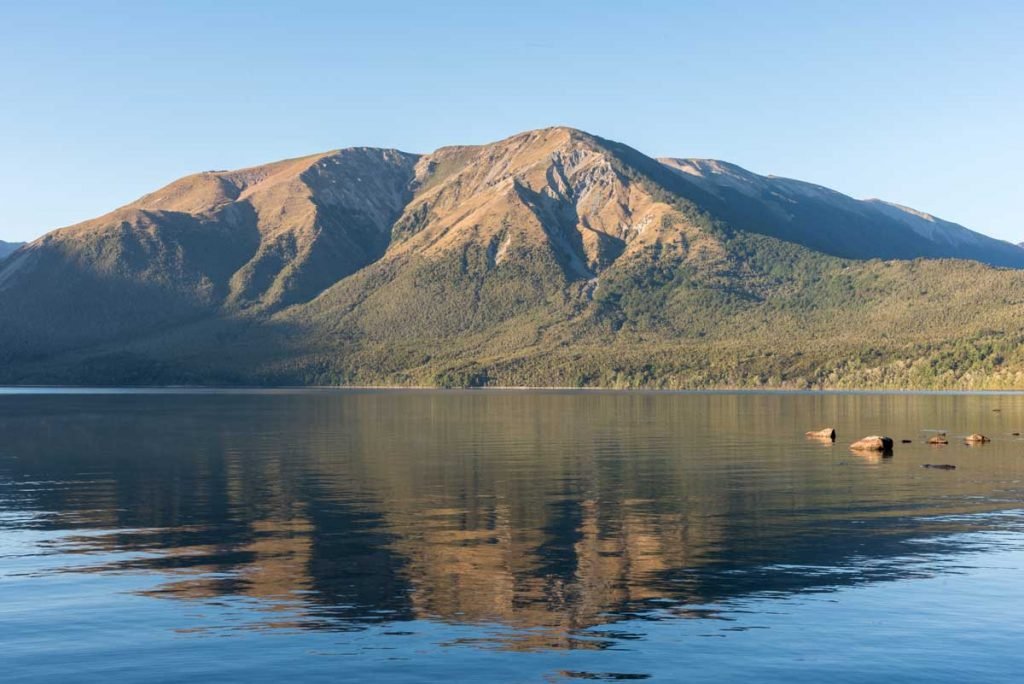 Morro refletido em lago do parque nacional Nelson Lakes, Nova Zelândia