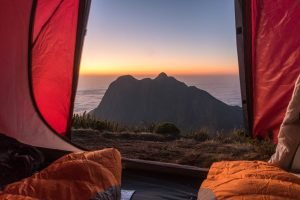 Pico Paraná visto de dentro de uma barraca de camping