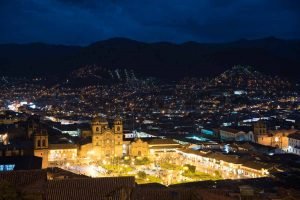 Vista noturna da Plaza de Armas, em Cusco, no Peru
