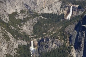 Vista-Vernal-Nevada-Falls Foto do alto mostra em detalhe as cachoeiras Vernal e Nevada