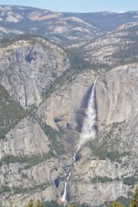 Vista-Yosemite-Falls-Glacier-Point Foto de longe mostra a cachoeira Yosemite Falls vista do alto, a partir do Glacier Point